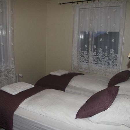 Gula Villan Guesthouse Akureyri Exterior photo